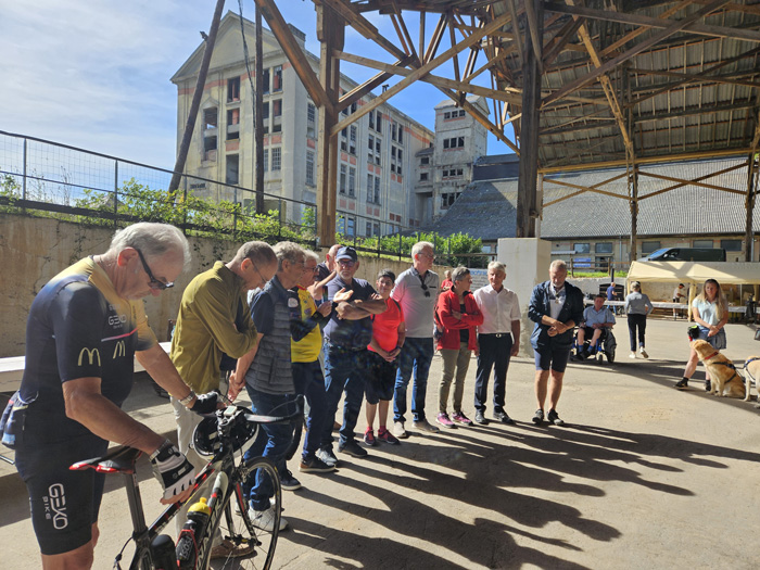 Participant à vélo adapté lors du Cyclo Tour du Bassin Potassique au Carreau Rodolphe à Pulversheim