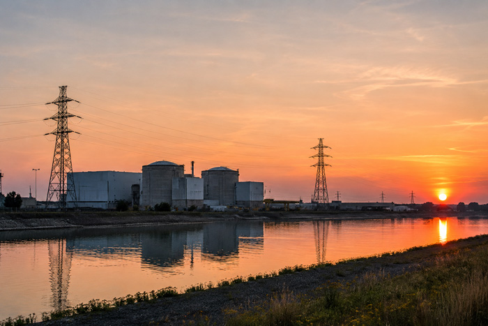 Centrale nucléaire de Fessenheim vue depuis le canal du Rhin au coucher du soleil