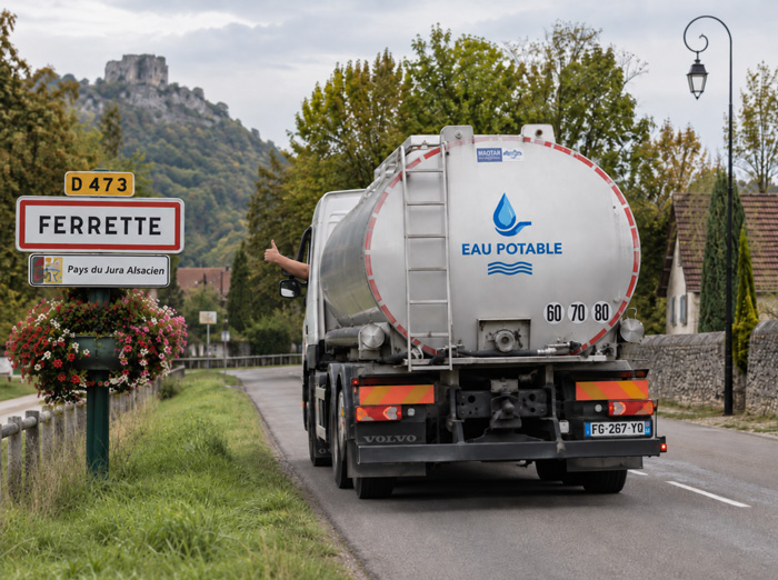 Camion-citerne d’eau potable entrant à Ferrette, illustration créée artificiellement