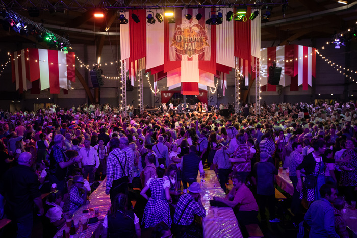 Salle de l’Oktober’FAV 2025 à Colmar remplie de tables et de participants
