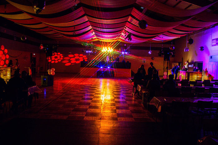 Salle décorée et illuminée pour une soirée dansante à Oltingue
