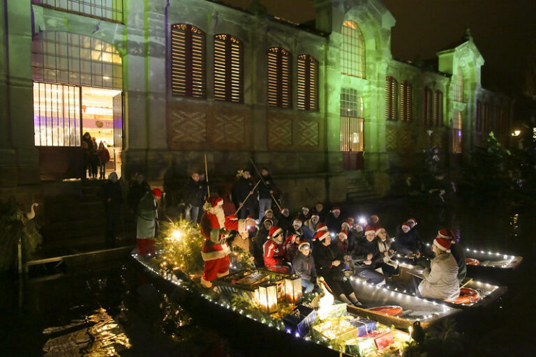 Chorale d’enfants sur des barques pendant Noël dans la Petite Venise de Colmar