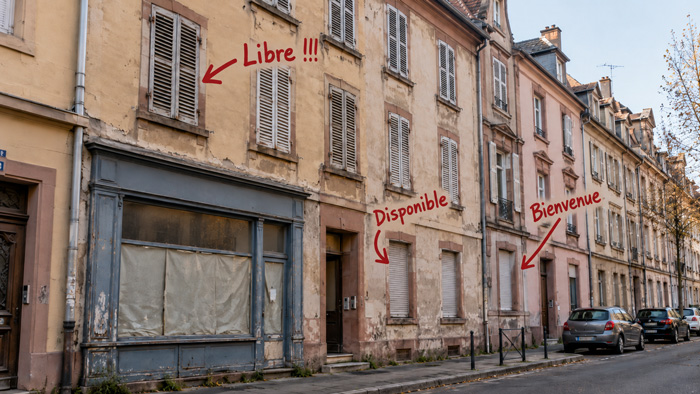 Façade d’immeubles anciens aux volets fermés illustrant les logements vacants à Mulhouse