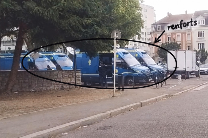 Véhicules de gendarmerie stationnés dans le centre-ville de Mulhouse le 1er octobre 2026