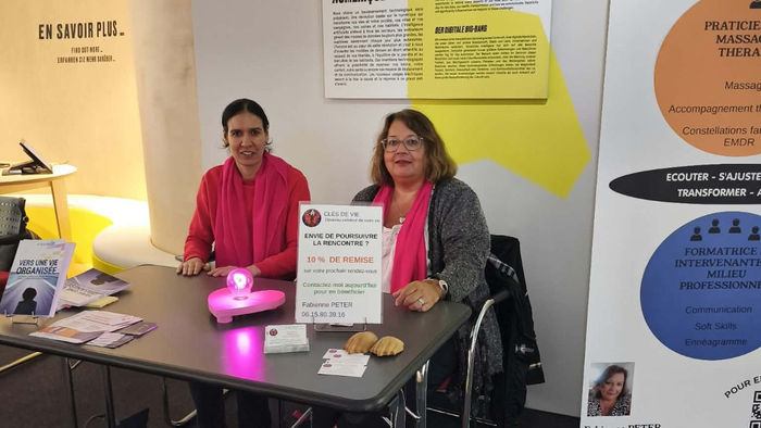 Deux participantes au stand CLÉS DE VIE lors des journées Octobre Rose au Musée Electropolis à Mulhouse