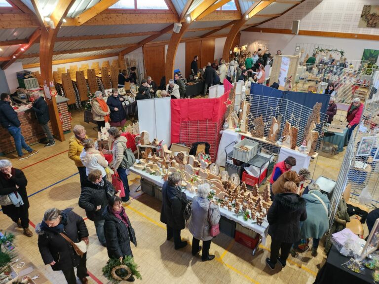 Vue plongeante sur les stands et les visiteurs du marché de Noël Les Créatives à Pfaffenheim