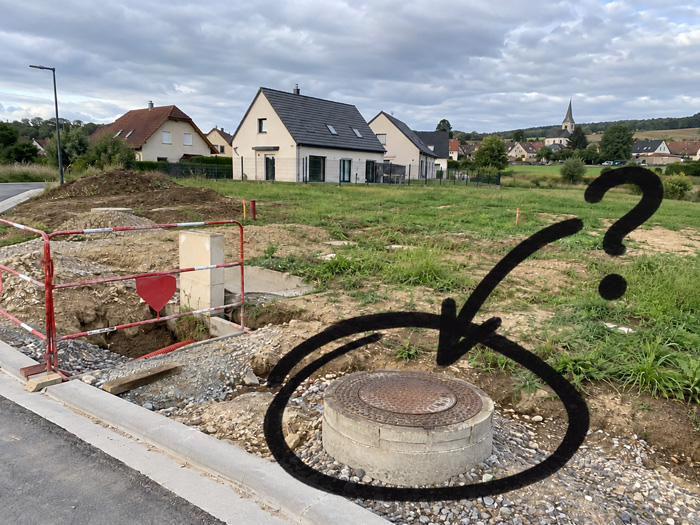Illustration d'un chantier résidentiel et d'un regard d'assainissement dans un village alsacien